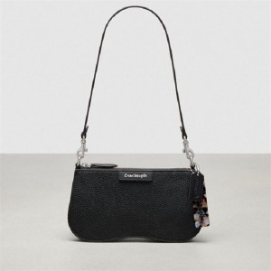 Coach Wavy Baguette Bag In Pebbled Coachtopia Leather Schwarz | COH864944